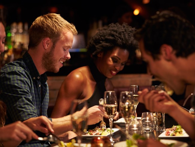 Freunde genießen gemeinsames Dinner mit Wein, private Koch-Erlebnisse mit Sabine Huber © Shutterstock