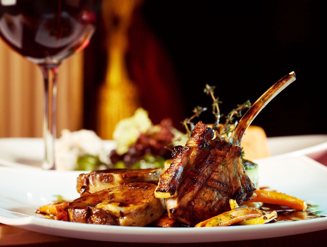 Fine Dining Erlebnis bei Ihnen zu Hause. Exclusives Gourmetgericht mit Lammkotelett und Rotwein © Shutterstock